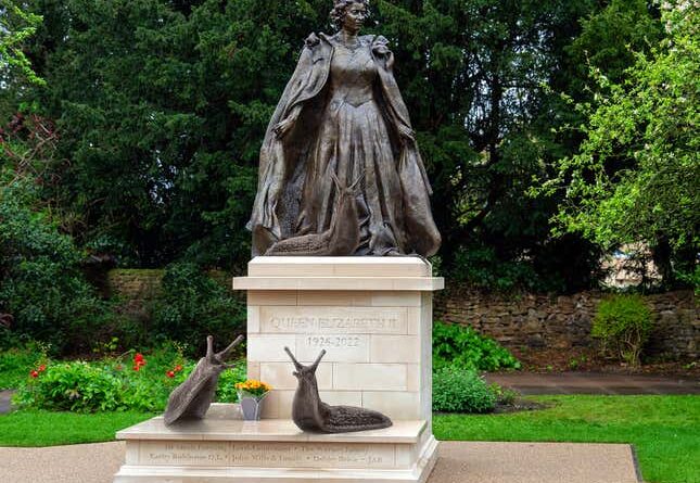 British Sculptor Unveils Memorial Statue Of Queen Elizabeth Surrounded By Her Beloved Slugs