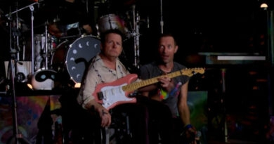 Coldplay makes history with Glastonbury performance