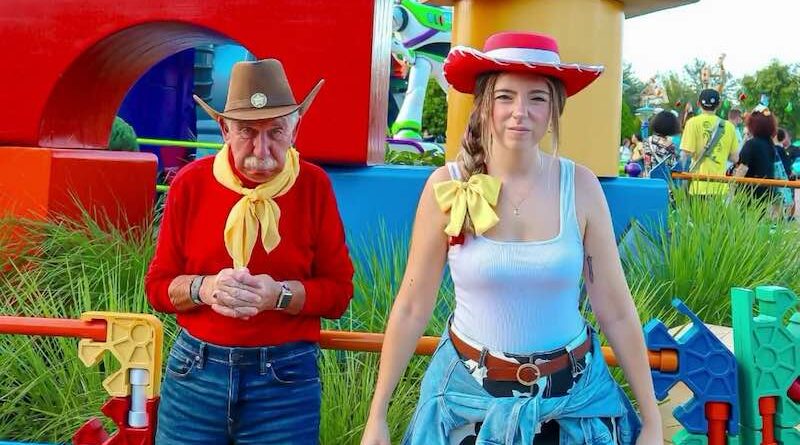 Halloween Ideas From Father-Daughter Duo Who Dress Up Like Famous Disney Characters (LOOK)