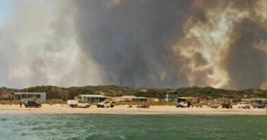 Communities on edge as massive bushfire burns north of Perth