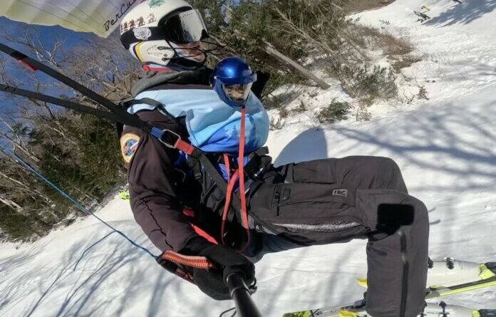 Cat Goes on Parachute-Skiing Adventures – Sporting its Very Own Tiny Helmet (Video)